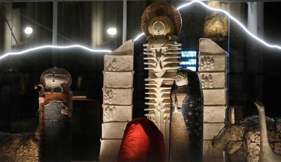 A generic square placeholder image with rounded corners in a figure.