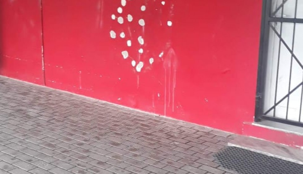 A generic square placeholder image with rounded corners in a figure.