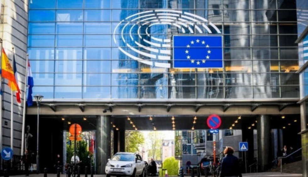 A generic square placeholder image with rounded corners in a figure.