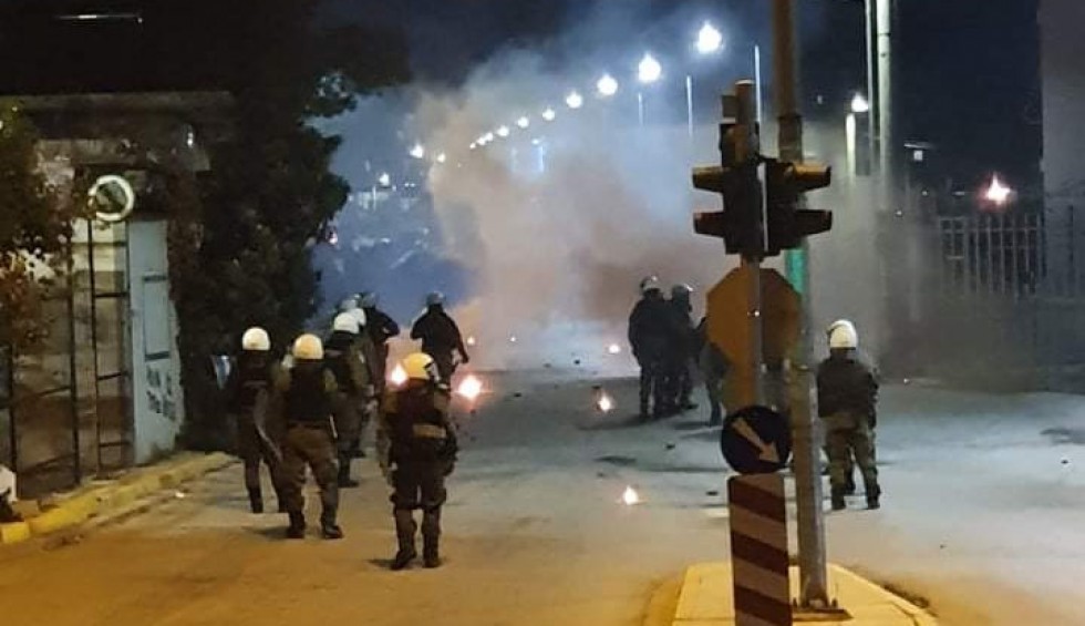 A generic square placeholder image with rounded corners in a figure.