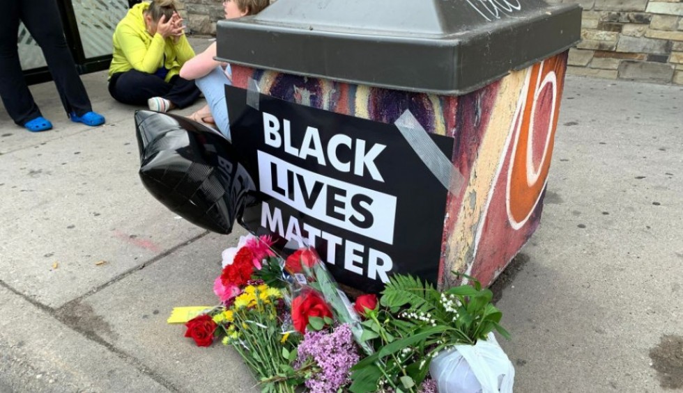 A generic square placeholder image with rounded corners in a figure.