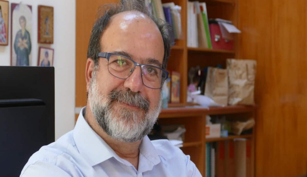 A generic square placeholder image with rounded corners in a figure.