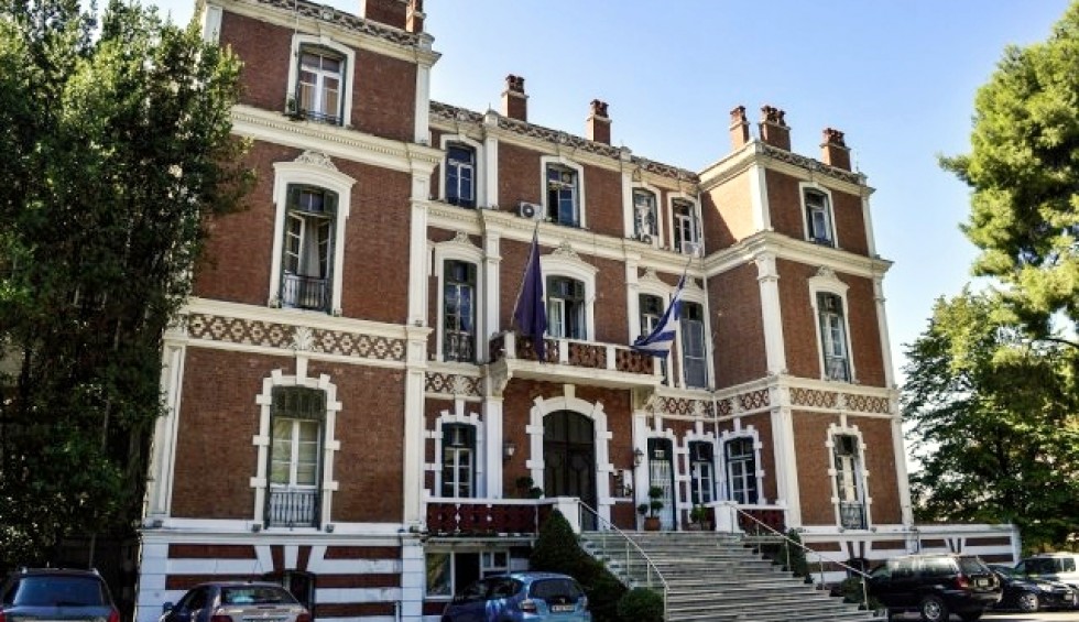 A generic square placeholder image with rounded corners in a figure.