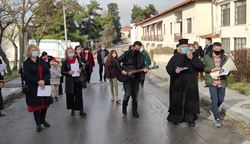 A generic square placeholder image with rounded corners in a figure.