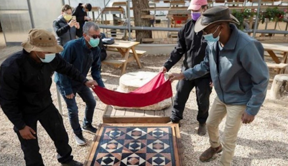 A generic square placeholder image with rounded corners in a figure.