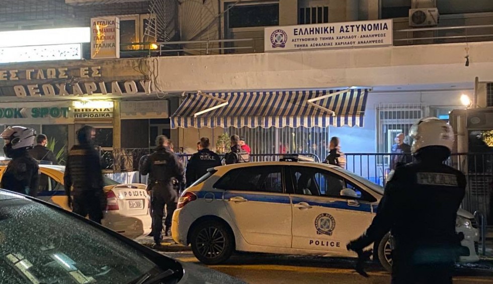 A generic square placeholder image with rounded corners in a figure.