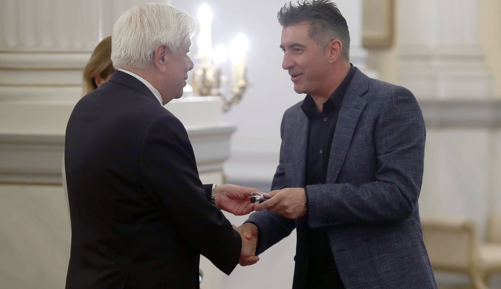 A generic square placeholder image with rounded corners in a figure.