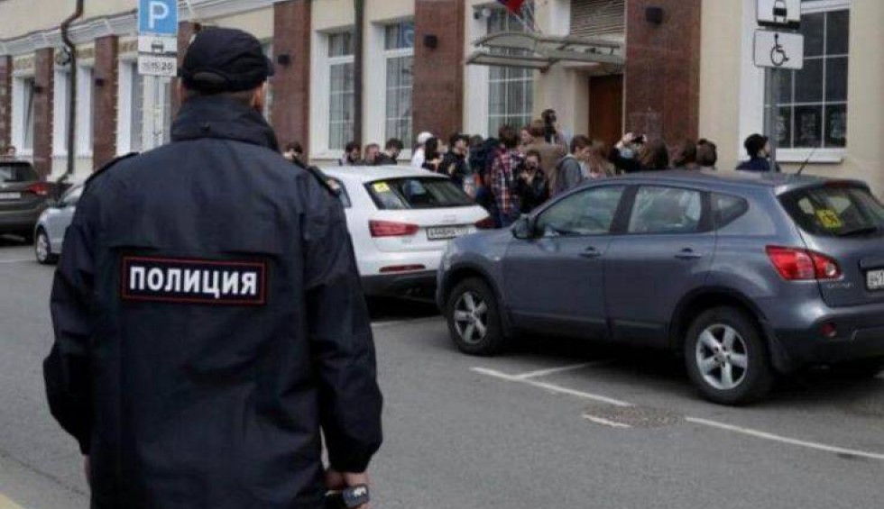 A generic square placeholder image with rounded corners in a figure.