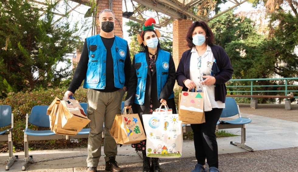 A generic square placeholder image with rounded corners in a figure.