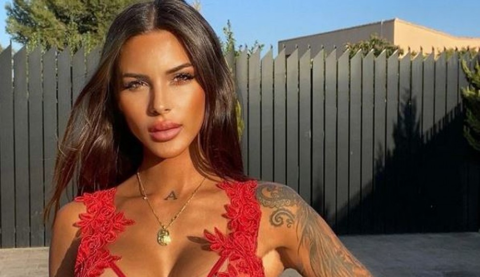 A generic square placeholder image with rounded corners in a figure.