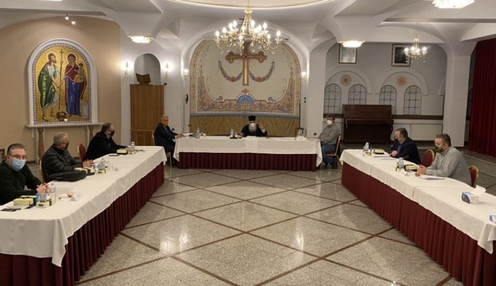 A generic square placeholder image with rounded corners in a figure.