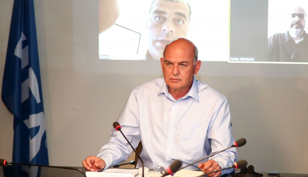 A generic square placeholder image with rounded corners in a figure.