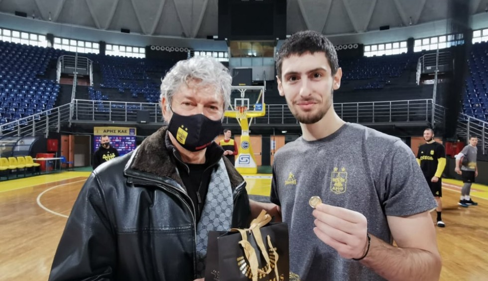 A generic square placeholder image with rounded corners in a figure.