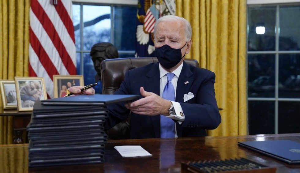 A generic square placeholder image with rounded corners in a figure.