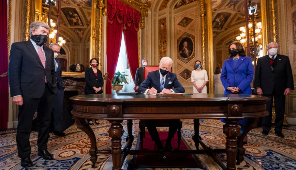 A generic square placeholder image with rounded corners in a figure.