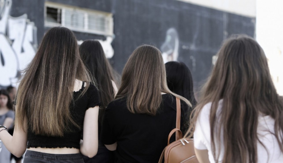 A generic square placeholder image with rounded corners in a figure.