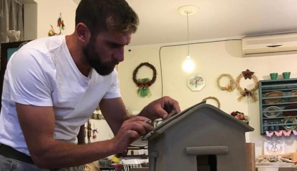 A generic square placeholder image with rounded corners in a figure.