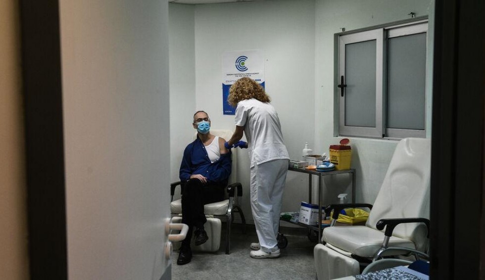 A generic square placeholder image with rounded corners in a figure.