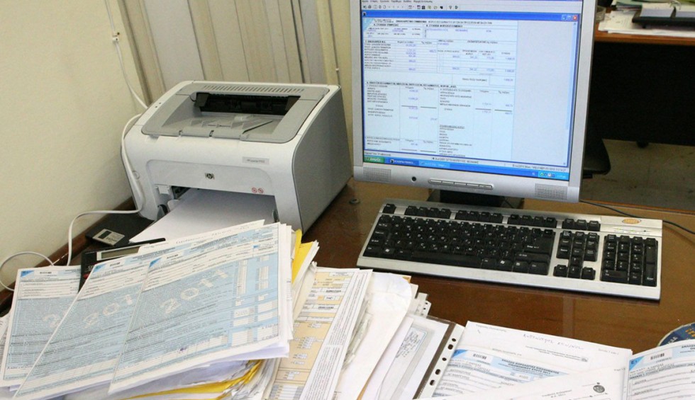 A generic square placeholder image with rounded corners in a figure.