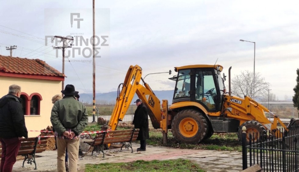 A generic square placeholder image with rounded corners in a figure.