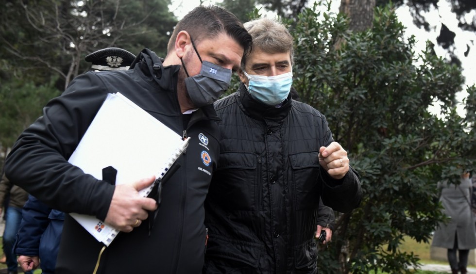 A generic square placeholder image with rounded corners in a figure.