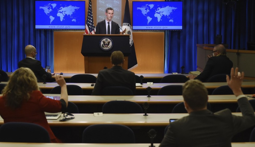 A generic square placeholder image with rounded corners in a figure.