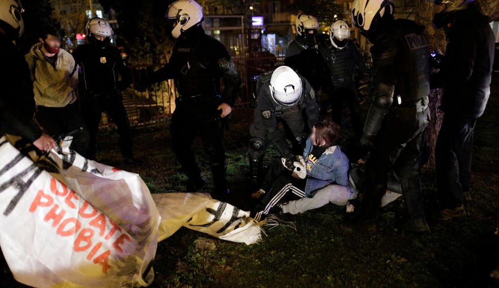 A generic square placeholder image with rounded corners in a figure.