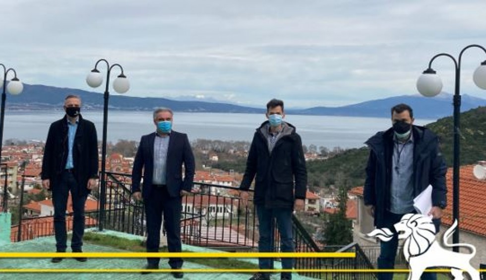 A generic square placeholder image with rounded corners in a figure.