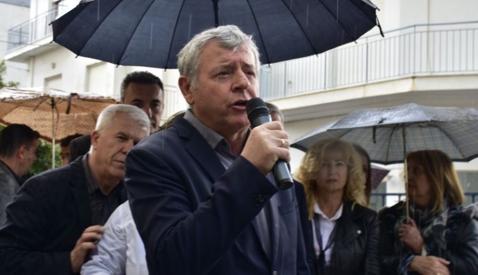 A generic square placeholder image with rounded corners in a figure.