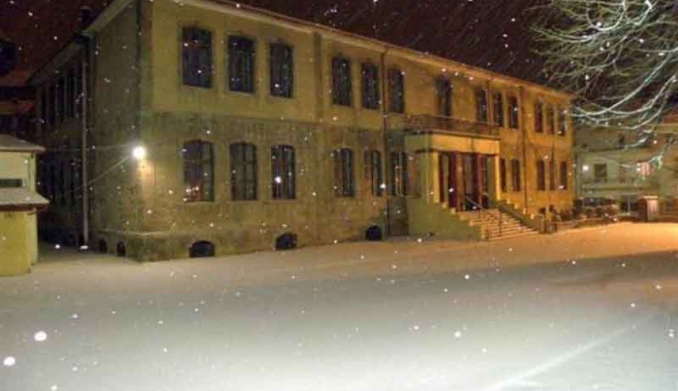 A generic square placeholder image with rounded corners in a figure.