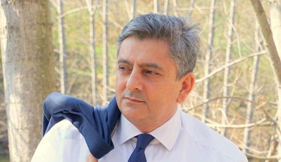 A generic square placeholder image with rounded corners in a figure.