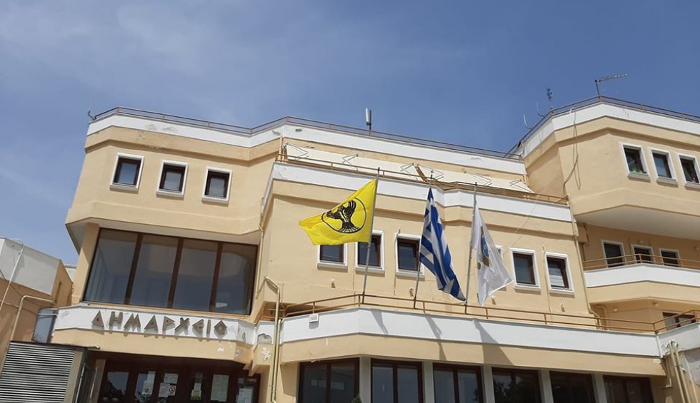 A generic square placeholder image with rounded corners in a figure.