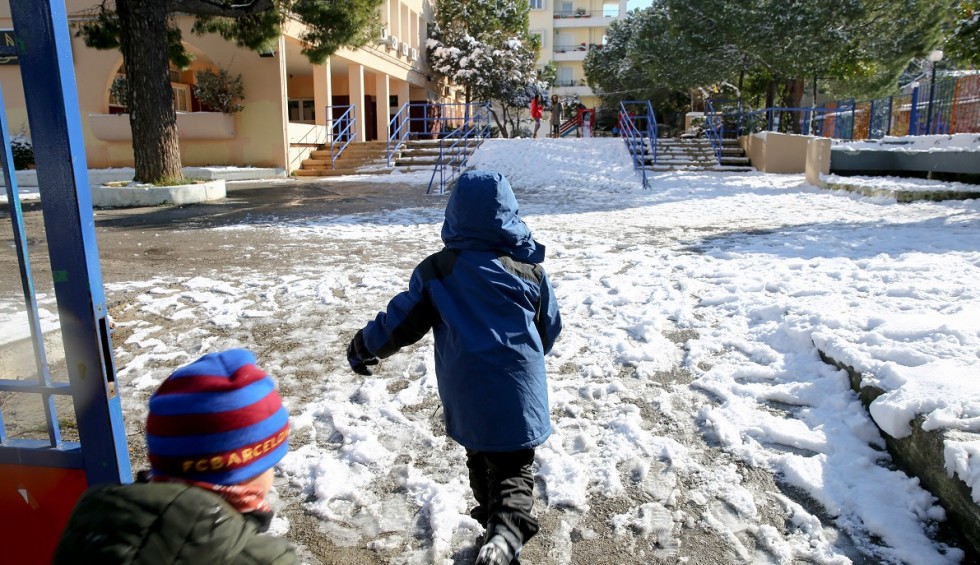 A generic square placeholder image with rounded corners in a figure.