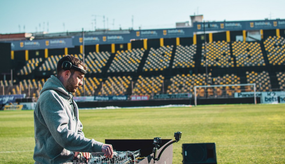 A generic square placeholder image with rounded corners in a figure.