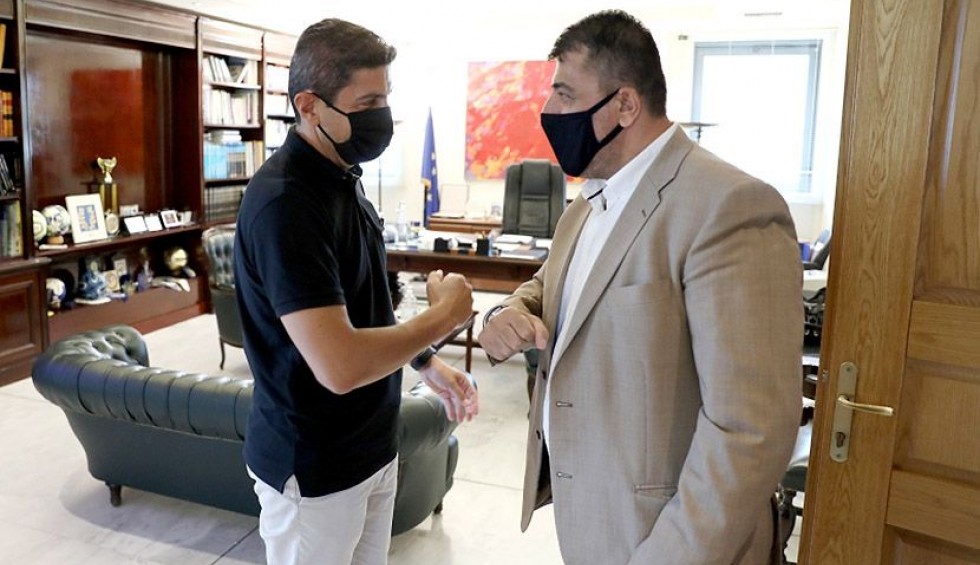 A generic square placeholder image with rounded corners in a figure.