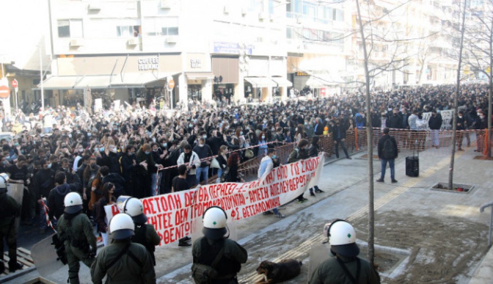 A generic square placeholder image with rounded corners in a figure.