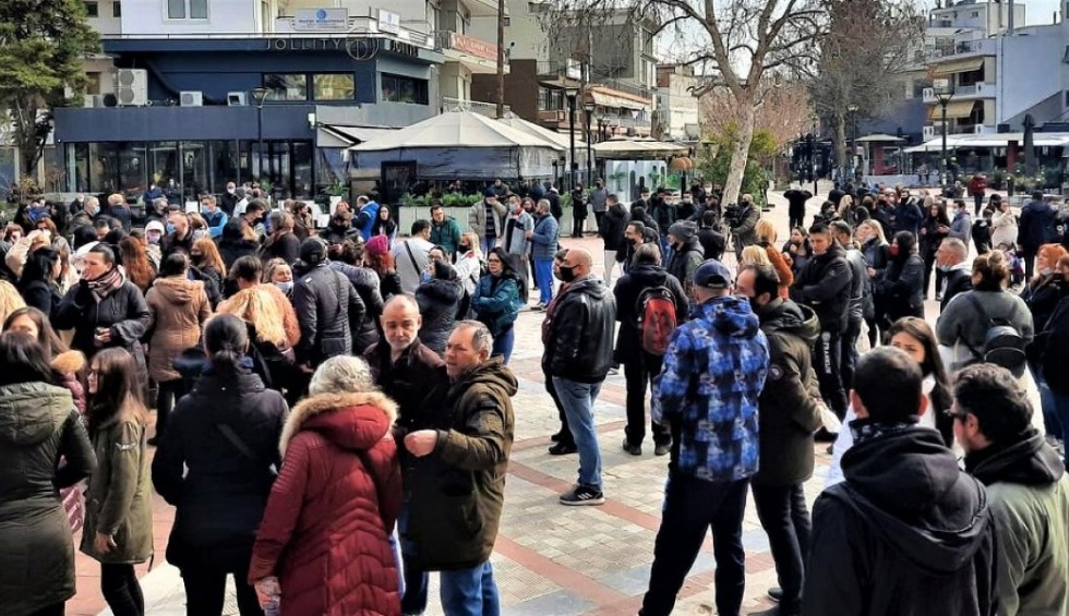 A generic square placeholder image with rounded corners in a figure.