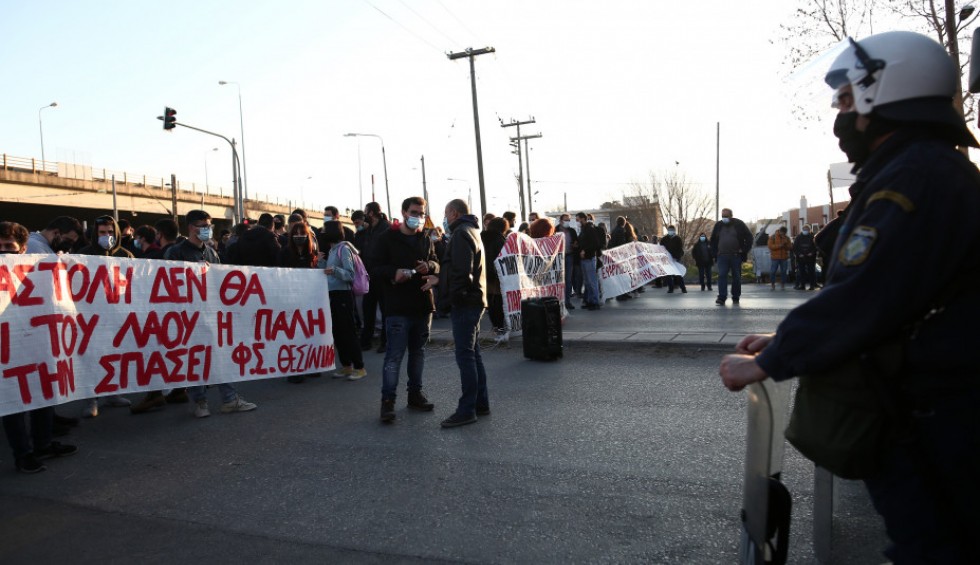 A generic square placeholder image with rounded corners in a figure.