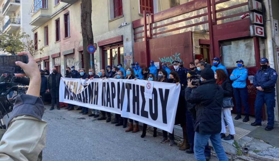 A generic square placeholder image with rounded corners in a figure.