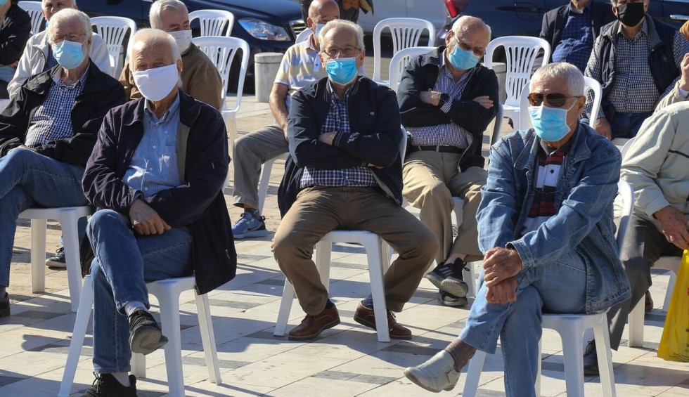 A generic square placeholder image with rounded corners in a figure.