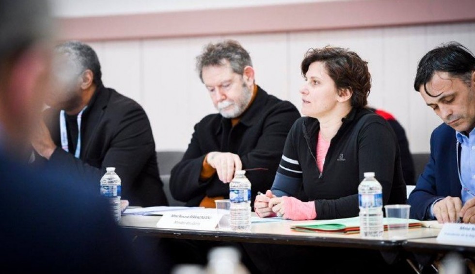 A generic square placeholder image with rounded corners in a figure.