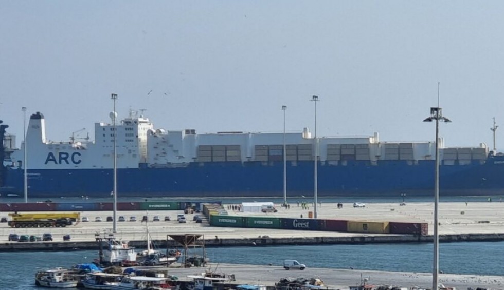 A generic square placeholder image with rounded corners in a figure.