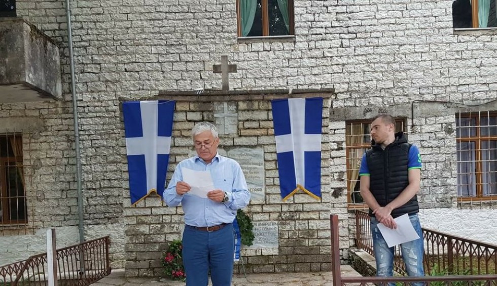 A generic square placeholder image with rounded corners in a figure.