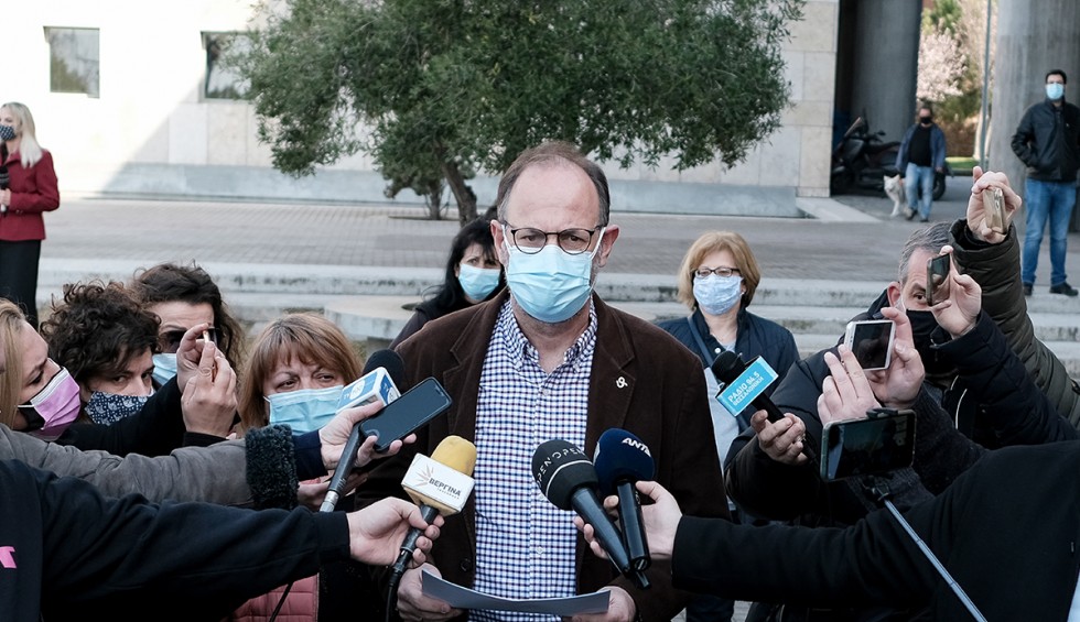 A generic square placeholder image with rounded corners in a figure.