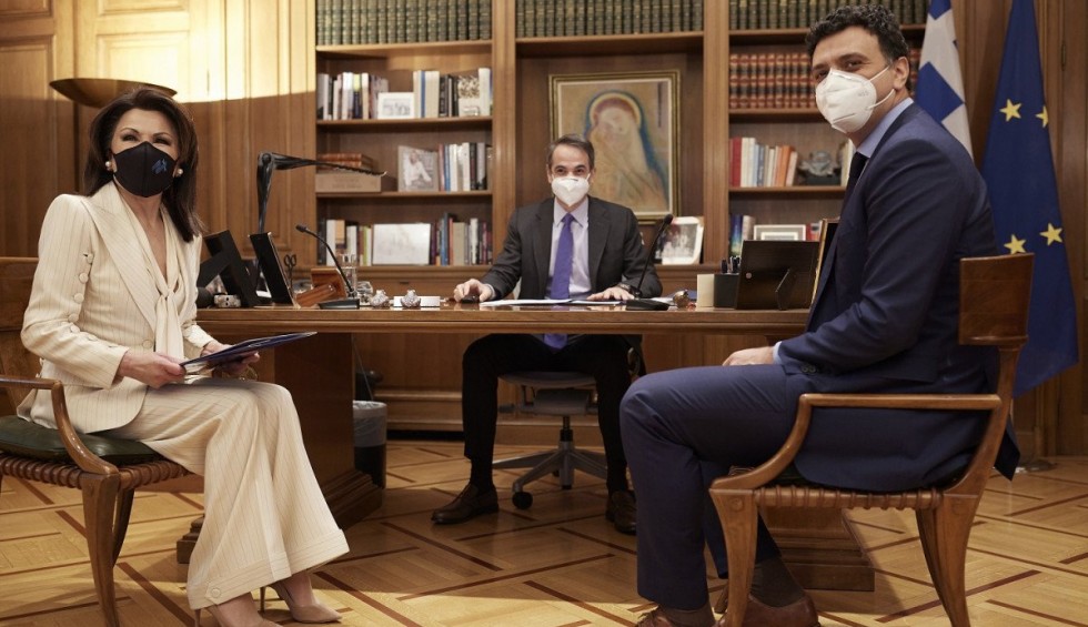 A generic square placeholder image with rounded corners in a figure.