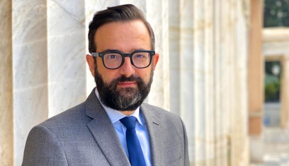 A generic square placeholder image with rounded corners in a figure.