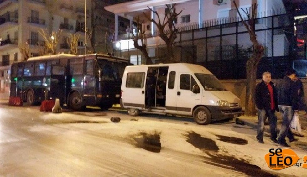 A generic square placeholder image with rounded corners in a figure.