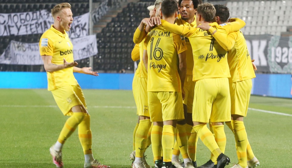 A generic square placeholder image with rounded corners in a figure.