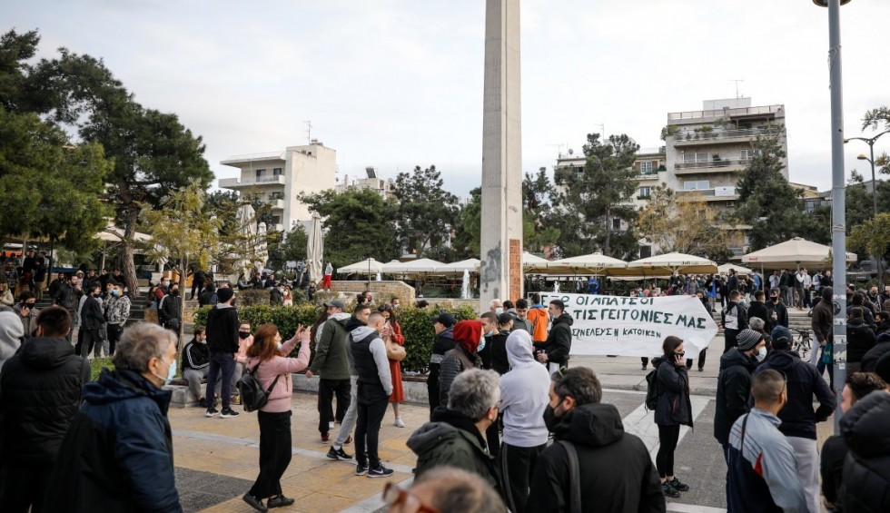 A generic square placeholder image with rounded corners in a figure.