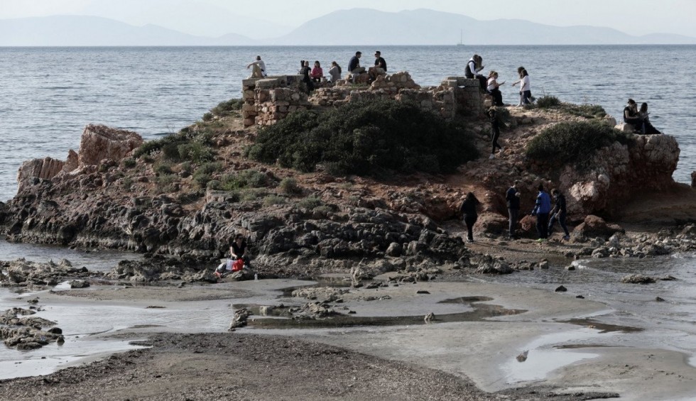 A generic square placeholder image with rounded corners in a figure.